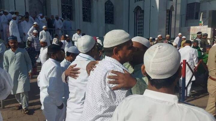 एक साथ नमाज अदा करने के बाद लोगों ने एक-दूसरे को गले मिलकर ईद की मुबारकबाद दी.