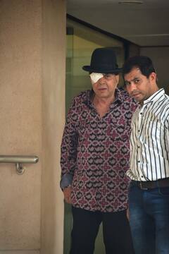 दिग्गज अभिनेता धर्मेंद्र को ये क्या हुआ? एक आंख पर बंधी पट्टी के साथ अस्पताल के बाहर हुए स्पॉट, फैंस को हुई चिंता