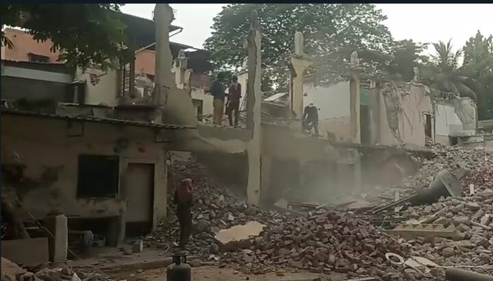 ठाण्यातील कोपरी परिसरात सामाजिक कार्यकर्ता अंजली दमानिया बेघर झालेल्या नागरिकांना भेट देणार आहेत.