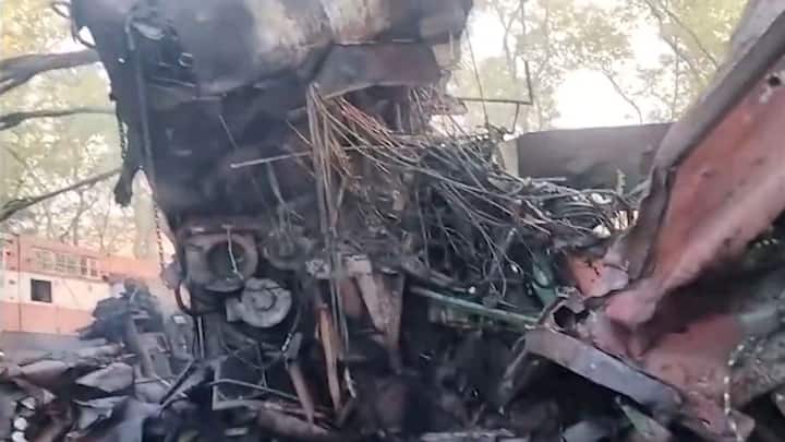 बताया जा रहा है कि ये दोनों मालगाड़ियां कोयला भर कर ले जा रही थीं. हादसे के बाद रेलवे लाइन क्षतिग्रस्त हो गई है और इसपर ट्रेनों का परिचालन नहीं हो सकता.