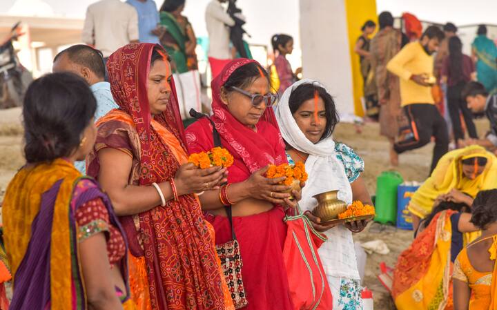 अधिकारियों को यातायात प्रबंधन, विधि-व्यवस्था संधारण और भीड़ प्रबंधन के लिए सजग एवं तत्पर रहने का निर्देश दिया गया. एक अप्रैल के पूर्वाह्न से 4 अप्रैल को कार्यक्रम समाप्ति तक नदियों में निजी नावों के परिचालन पर रोक रहेगी. नदी घाटों पर एसडीआरएफ, एनडीआरएफ और गोताखोरों को सक्रिय रखने के साथ ही रिवर पेट्रोलिंग सुनिश्चित करने का निर्देश दिया गया है. मेडिकल टीम को लेकर भी निर्देश दिए गए. सीसीटीवी कैमरा एवं ड्रोन से निगरानी की जाएगी.