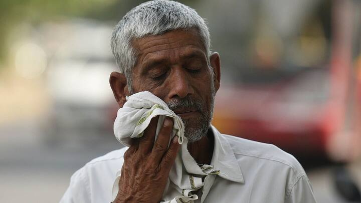 পশ্চিম ও পূর্ব ভারতের কিছু জায়গায় তাপমাত্রা স্বাভাবিক থাকলেও, দেশের অধিকাংশ জায়গাতেই তাপমাত্রা স্বাভাবিকের থেকে বেশি থাকবে।