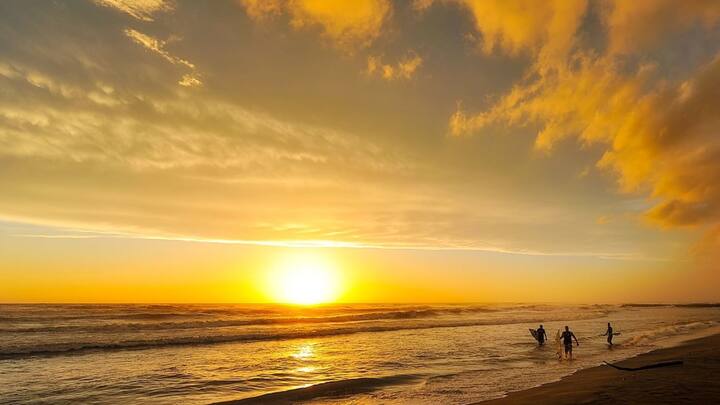 আবহাওয়া দফতর সূত্রে খবর, কলকাতায় আগামীকাল আকাশ পরিষ্কার থাকবে। দুপুর থেকে সন্ধ্যার দিকে আকাশ আংশিক মেঘলা হতে পারে।