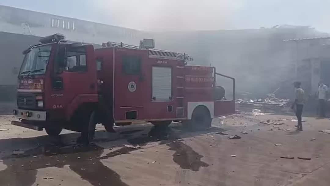 Banaskantha Fire in Firecracker Factory Blast 10 people died in Gujarat Banaskantha Fire: बनासकांठा में पटाखा फैक्ट्री में भीषण ब्लास्ट, 18 लोगों की मौत, हवा में उड़े शरीर के अंग