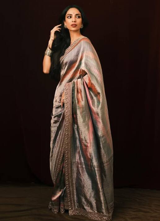 अपने बालों को मैनेजेबल और फ्रिज़-फ्री रखने के लिए, सोभिता नारियल के तेल को पानी में मिलाकर स्प्रे बोतल में भरकर नेचुरल हेयर मिस्ट के रूप में इस्तेमाल करना पसंद करती हैं. ये सिंपल लेकिन इफेक्टिव तरीका उनके बालों को नरिश्ड और सॉफ्ट बनाए रखने में हेल्प करता है.