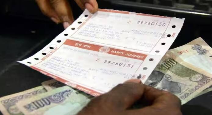 જો તમે ઓનલાઈન ટિકિટ બુક કરાવો છો અને જો તમારી ટિકિટ વેઇટિંગમાં રહી જાય છે તો તમારી ટિકિટ આપમેળે રદ થઈ જશે અને તમને રિફંડ આપવામાં આવશે. પરંતુ કાઉન્ટર પરથી લીધેલી વેઇટિંગ ટિકિટ રદ થતી નથી.