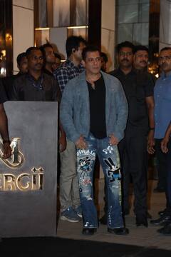 सलमान खान की ईद पार्टी में बन-ठनकर पहुंचे बॉलीवुड सितारे, भारी सिक्योरिटी के बीच 'भाईजान' ने ली एंट्री, देखें तस्वीरें