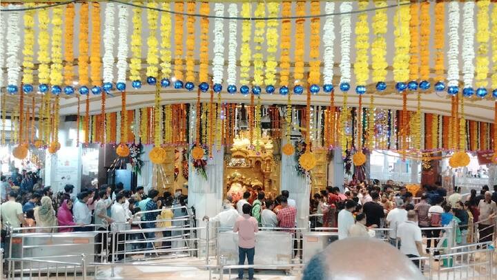 मुंबईतील श्री सिद्धिविनायक गणपती मंदिरात भाविकांनी गत आर्थिक वर्षात भरभरुन दान दिलं आहे. त्यामुळेच, गेल्या वर्षभरात श्री सिद्धिविनायक ट्रस्टचं उत्पन्न अपेक्षेपेक्षा जास्त झाल्याचं पाहायला मिळत आहे.