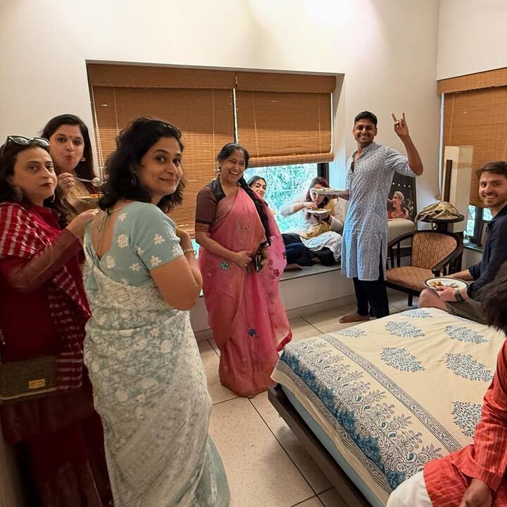 रीना दत्ता के दामाद नुपुर शिखरे भी शामिल हुए थे. सभी के ईद के मौके पर ढेर सारी मस्ती की. पूरा परिवार एक साथ ईद सेलिब्रेट करता नजर आया.