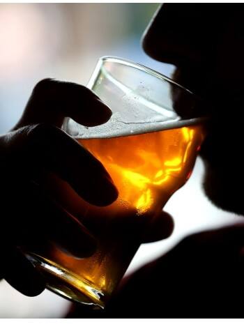 ਪਿਆਕੜਾਂ ਨੇ ਅੱਧੀ ਕੀਮਤ 'ਤੇ ਖਰੀਦੀਆਂ ਸ਼ਰਾਬ ਦੀਆਂ ਪੇਟੀਆਂ, ਜਾਣੋ ਕਿੱਥੇ ਲੱਗੀ ਭੀੜ...