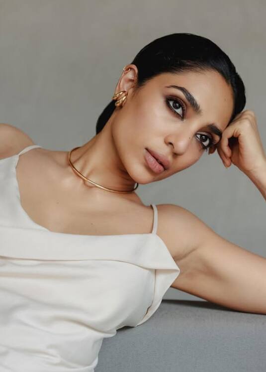 शोभिता ने ड्राई और फटे लिप्स के लिए बिल्कुल सही उपाय खोज लिया है. अलग-अलग तरह के लिप प्रोडक्ट्स पर पैसे खर्च करने के बजाय, दिवा अपने लिप केयर रूटीन को मिनिमल लेकिन इफेक्टिव रखती हैं. शोभिता अपने दिन की शुरुआत अपने होठों पर घी लगाकर करती हैं ताकि डीप हाईड्रेट रहें. घी अपने इंटेंस मॉइस्चराइजिंग प्रॉपर्टीज के लिए जाना जाता है और पीढ़ियों से भारतीय घरों में इसका इस्तेमाल होता रहा है. ये नेचुरल रेमिडी उन्हें आर्टिफिशियल बाम पर डिपेंड हुए बिना सॉफ्ट और हेल्दी लिप्स बनाए रखने में मदद करता है