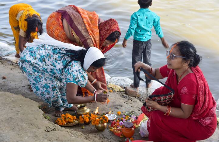 पटना नगर निगम की ओर से छठ व्रतियों के लिए  41 गंगा घाट और सात तालाबों पर अर्घ्य के लिए व्यवस्था की गई है. गायघाट, कंटाही घाट, भद्र घाट, महावीर घाट, सीढ़ी घाट, दुल्ली घाट, आदर्श घाट, मितन घाट, महाराज घाट, घाघा घाट, रौशन घाट, पथरी घाट और चौधरी टोला घाट पर अर्घ्य दिया जा सकता है.