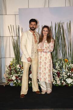 शादी के बाद सोनाक्षी-जहीर ने मनाई पहली ईद, पार्टी में एक-दूजे का हाथ थामे पहुंचा कपल, देखें तस्वीरें