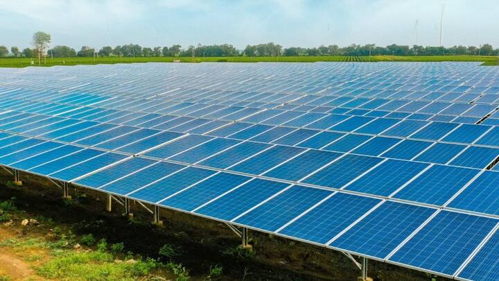 भारत सरकार ने साल 2024 में पीएम सूर्य घर मुफ्त बिजली योजना शुरू की है. जिसका लक्ष्य है बिजली बिल को जीरो करना. अब आपके मन में सवाल आ रहा होगा ऐसा कैसे हो सकता है. तो आपको बता दें सरकार इस योजना के तहत सोलर पैनल लगवाती है.