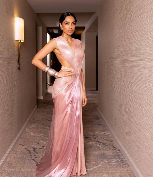 शोभिता ने बताया कि वह ब्लू मेकअप आइडियोलॉजी को अपनाती हैं. वह ब्लू शेड्स यूज करती हैं वह अपने मूड को एक्सप्रेस करने के लिए इस शेड का इस्तेमाल करना पसंद करती हैं, चाहे वह ब्लू मस्कारा हो, आईशैडो हो या फिर ग्लिटर लिप्स.