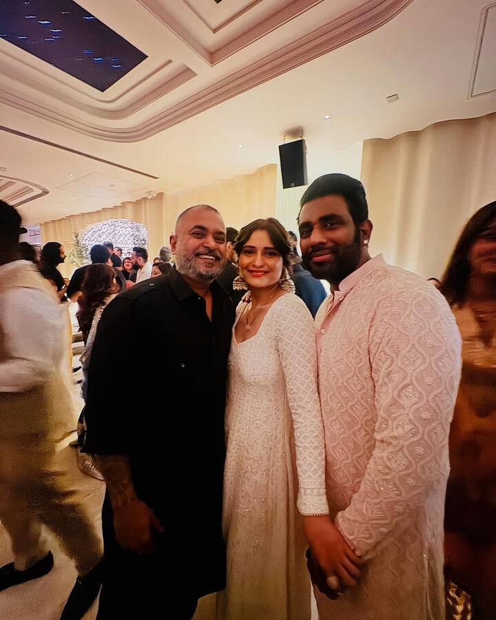सलमान की ईद पार्टी से इन फोटोज को शेयर करते हुए आरती सिंह ने लिखा कि, ‘बीती रात ईद पार्टी.. प्यार और हंसी.’