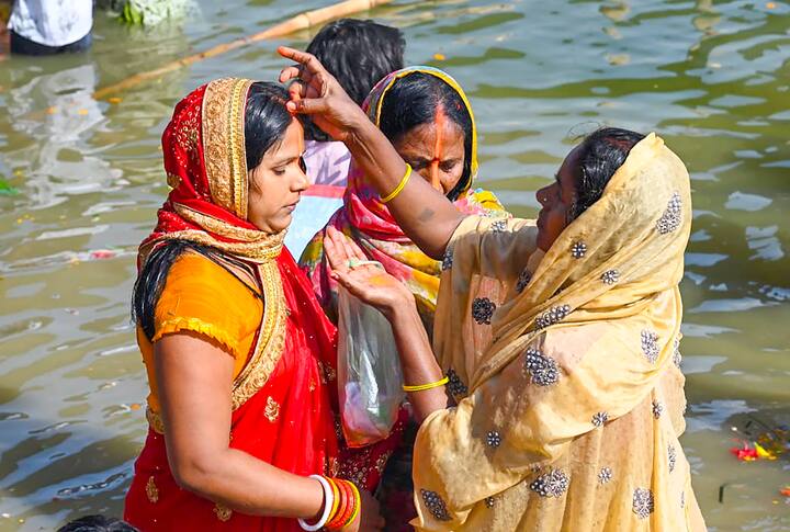 नहाय-खाय के साथ मंगलवार (01 अप्रैल, 2025) से चार दिवसीय चैती छठ पूजा की शुरुआत हो गई. पटना के छठ का काफी महत्व माना जाता है. ऐसे में छठ के पहले दिन (नहाय-खाय) घाटों पर छठ व्रतियों की भीड़ दिखी.