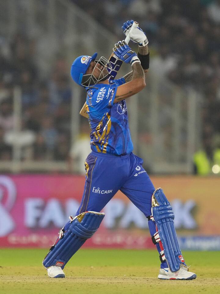 इसके बाद सूर्यकुमार का नंबर आता है. उन्होंने टी20 क्रिकेट में कुल 8007 रन बनाए हैं. सूर्यकुमार ने केकेआर के खिलाफ 27 रनों की छोटी सी पारी में 3 चौके और दो छक्के लगाए थे. उन्होंने छक्का लगाकर टीम को जीत दिलाई थी.