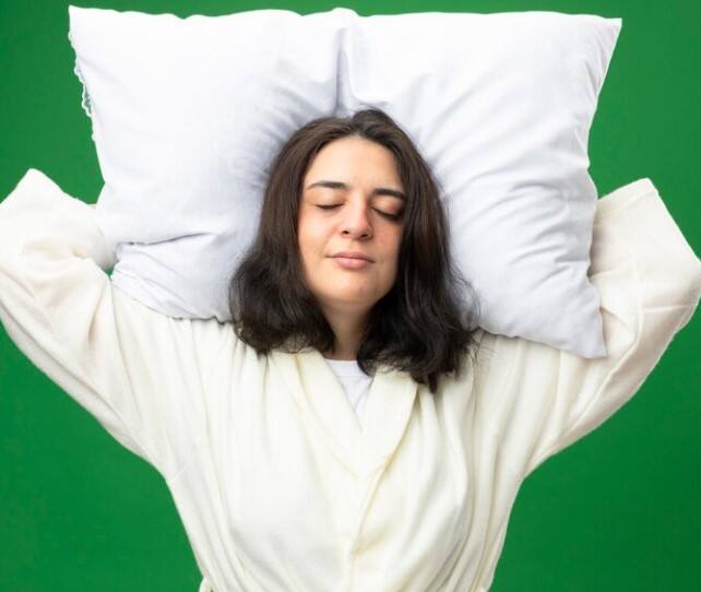 ਭਾਵੇਂ ਕੁਝ ਵੀ ਹੋ ਜਾਵੇ, ਤੁਹਾਨੂੰ ਹਰ ਰੋਜ਼ ਇੱਕੋ ਸਮੇਂ ਉੱਠਣਾ ਚਾਹੀਦਾ ਹੈ। ਭਾਵੇਂ ਤੁਹਾਨੂੰ ਕਿੰਨੀ ਵੀ ਨੀਂਦ ਕਿਉਂ ਨਾ ਆਵੇ। ਇਹ ਤੁਹਾਡੇ ਨੀਂਦ/ਜਾਗਣ ਦੇ ਚੱਕਰ ਨੂੰ ਸਥਿਰ ਕਰੇਗਾ। ਬਿਸਤਰੇ ਵਿੱਚ ਸੌਣ ਤੋਂ ਇਲਾਵਾ ਹੋਰ ਕੁਝ ਨਾ ਕਰੋ।