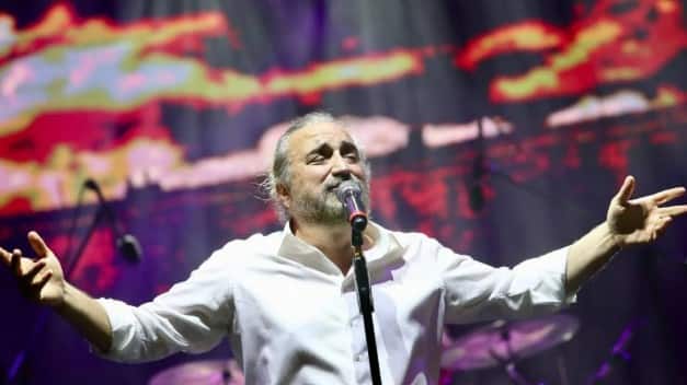 ਕੌਣ ਸੀ ਵੋਲਕਨ ਕੋਨਕ ? 27 ਫਰਵਰੀ 1967 ਨੂੰ ਜਨਮੇ, ਵੋਲਕਨ ਕੋਨਕ ਨੂੰ ਤੁਰਕੀ ਦੇ ਇੱਕ ਮਸ਼ਹੂਰ ਗਾਇਕ ਹੋਣ ਦੇ ਨਾਲ-ਨਾਲ 'ਉੱਤਰ ਦੇ ਪੁੱਤਰ' ਵਜੋਂ ਜਾਣਿਆ ਜਾਂਦਾ ਸੀ। ਆਪਣੇ ਕਰੀਅਰ ਵਿੱਚ, ਉਨ੍ਹਾਂ ਨੇ ਬਹੁਤ ਸਾਰੇ ਵਧੀਆ ਗੀਤ ਗਾਏ ਜਿਨ੍ਹਾਂ ਵਿੱਚੋਂ 'ਸੇਰਾਹਪਾਸਾ' ਬਹੁਤ ਮਸ਼ਹੂਰ ਹੋਇਆ ਸੀ। ਸਾਲ 2006 ਵਿੱਚ ਰਿਲੀਜ਼ ਹੋਈ ਉਨ੍ਹਾਂ ਦੀ ਐਲਬਮ 'ਮੋਰਾ' ਨੂੰ ਤੁਰਕੀ ਰਿਕਾਰਡਿੰਗ ਪ੍ਰੋਡਿਊਸਰ ਐਸੋਸੀਏਸ਼ਨ, MU-YAP ਦੁਆਰਾ ਗੋਲਡ ਪਟਿਕਾ ਨਾਲ ਸਨਮਾਨਿਤ ਕੀਤਾ ਗਿਆ ਸੀ। ਉਨ੍ਹਾਂ ਦੇ ਯਾਦਗਾਰੀ ਐਲਬਮਾਂ ਵਿੱਚ 'ਇਫੁਲੀਮ', 'ਮਰਾਂਡਾ', 'ਮਨੋਲਿਆ' ਅਤੇ 'ਡਾਲਿਆ' ਵੀ ਸ਼ਾਮਲ ਸਨ।