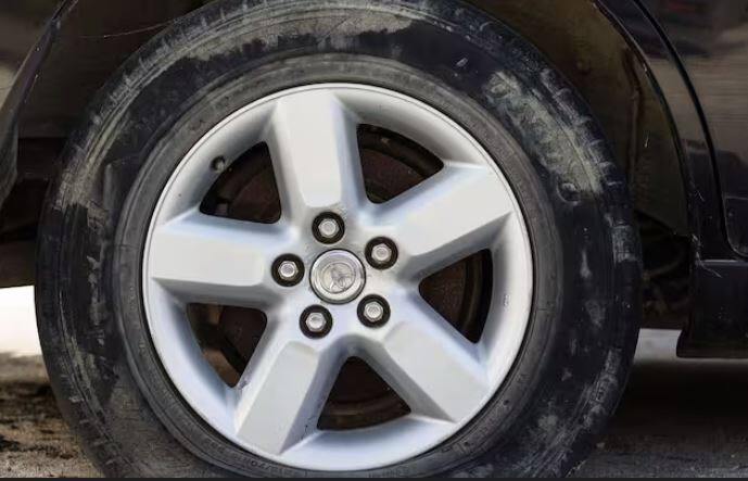 ਅਜਿਹੀ ਸਥਿਤੀ ਵਿੱਚ, ਟਾਇਰਾਂ ਦੇ ਦਬਾਅ ਦੀ ਨਿਯਮਿਤ ਤੌਰ 'ਤੇ ਜਾਂਚ ਕਰਨ ਅਤੇ ਇਸਨੂੰ ਸਹੀ ਪੱਧਰ 'ਤੇ ਬਣਾਈ ਰੱਖਣ ਅਤੇ ਮੌਸਮ ਦੇ ਅਨੁਸਾਰ ਗੱਡੀ ਚਲਾਉਣ ਨਾਲ ਟਾਇਰਾਂ 'ਤੇ ਦਬਾਅ ਘੱਟ ਜਾਂਦਾ ਹੈ।