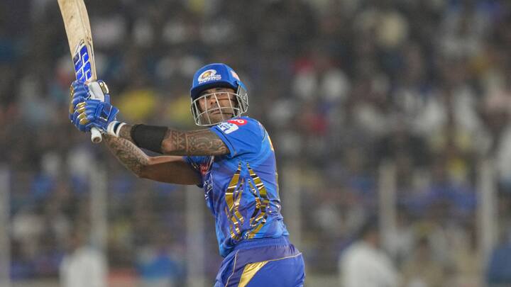 Suryakumar Yadav MI VS KKR: सूर्यकुमार यादव ने कोलकाता नाइट राइडर्स के खिलाफ सोमवार को 9 गेंदों में 27 रनों की पारी खेली. इस दौरान उन्होंने टी20 क्रिकेट में 8000 रन पूरे कर लिए.