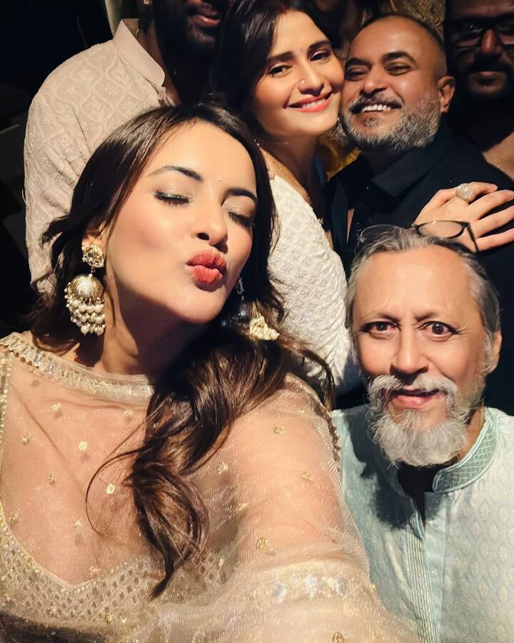 ऐसे में सलमान खान की ईद पार्टी के लिए आरती सिंह को भी इंविटेशन मिला. एक्ट्रेस ने अपने के साथ इस जश्न में शिरकत की. एक्ट्रेस व्हाइट सूट में इस दौरान बहुत प्यारी लग रही थी.