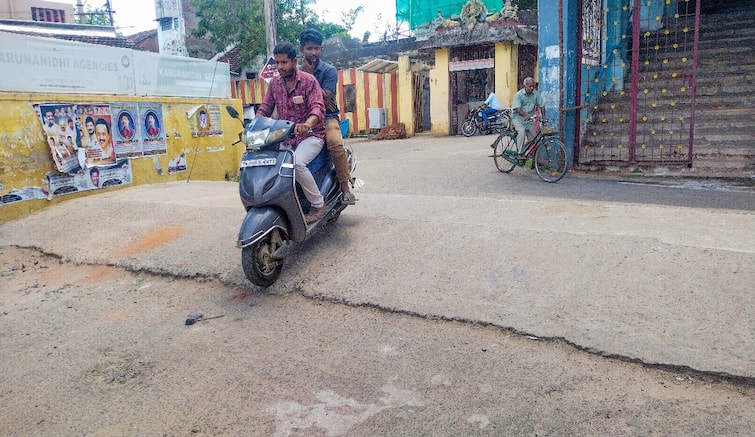 Thanjavur news road problem public struggled tnn வாகனத்தை ஓட்டி செல்ல வேண்டுமா... உருட்டிகிட்டு கீழே விழ வேண்டுமா?: தினமும் ஒரே இம்சை.. புலம்பும் தஞ்சை மக்கள்