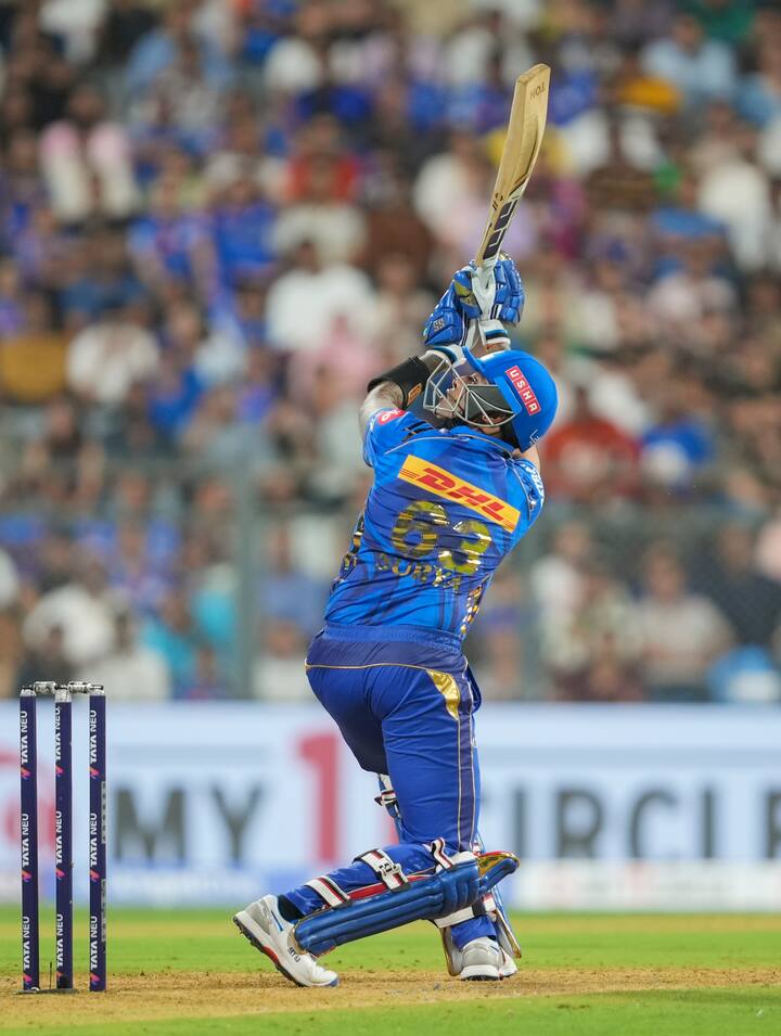 मुंबई ने पहले गेंदबाजी करते हुए केकेआर को सिर्फ 116 रनों पर ऑलआउट कर दिया था. आईपीएल में अपना पहला मैच खेल रहे अश्विनी कुमार ने मुंबई के लिए सबसे ज्यादा चार विकेट लिए. इसके अलावा दीपक चहर को दो, ट्रेंट बोल्ट, हार्दिक पांड्या, मिशेल सैंटनर और विग्नेश पुथुर को एक-एक विकेट मिला.