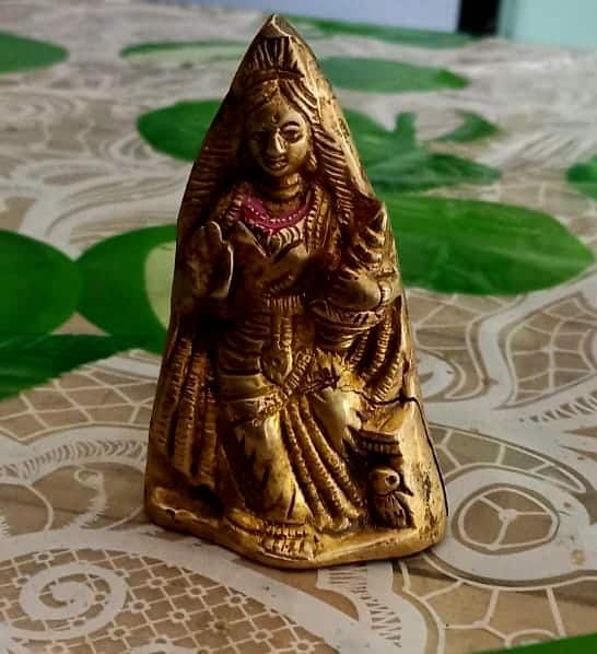 Laxmi Devi: পুকুর কাটতেই 'উঠে এলেন দেবী লক্ষ্মী'! চোখ ধাঁধানো রূপ, হইচই পড়ল গ্রামে