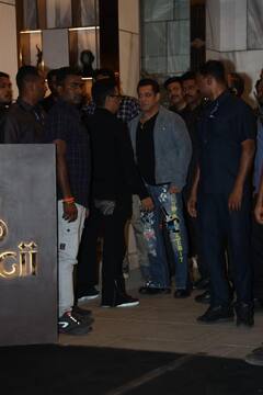 सलमान खान की ईद पार्टी में बन-ठनकर पहुंचे बॉलीवुड सितारे, भारी सिक्योरिटी के बीच 'भाईजान' ने ली एंट्री, देखें तस्वीरें