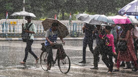 राज्यात येत्या तीन-चार दिवसात संपूर्ण महाराष्ट्राला अवकाळी पावसाचा अलर्ट देण्यात आला आहे .