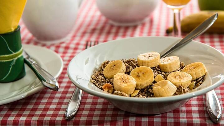 केले में यह मात्रा इतनी कम होती है कि यह हमारे स्वास्थ्य के लिए हानिकारक नहीं है. पोटेशियम का एक छोटा सा हिस्सा रेडियोधर्मी होता है, जिसे पोटेशियम-40 (potassium-40) कहते हैं.