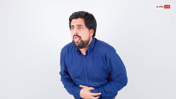 क्यों गुड़गुड़ाता है पेट? - ज्यादा तला-भुना, मसालेदार या अस्वस्थ भोजन खाने से पाचन तंत्र गड़बड़ हो सकता है, ऐसे में पेट से आवाज आने लगती है। इसके अलावा पेट में गैस, कम पानी पीना, भूख काफी लगना या फिर खाने के साथ काफी हवा निगलने के कारण गुड़गुड़ाहट की आवाज आती है।