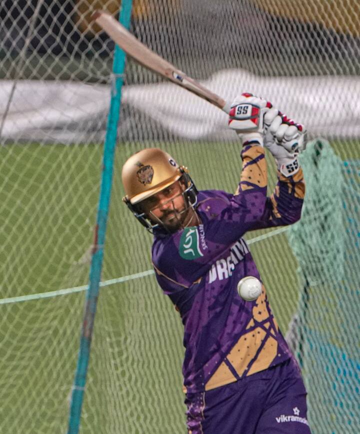 मनीष ने आईपीएल में कुल 172 मैच खेलकर 3869 रन बनाए हैं. इस दौरान उन्होंने 22 अर्द्धशतक और एक शतक लगाया है. मनीष आईपीएल 2014 की ट्रॉफी जीत चुके हैं. वह उस साल जीतने वाली केकेआर टीम का हिस्सा थे.