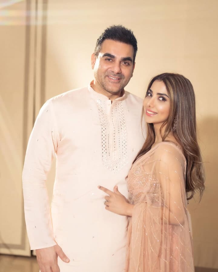 इसके अलावा ईद पार्टी में शूरा का शरारा सूट के नीचे शूज पहनना भी उनकी प्रेग्नेंसी का एक बड़ा हिंट था. हालांकि अभी तक इसपर कपल ने कोई ऑफिशियल अनाउंटसमेंट नहीं की है.