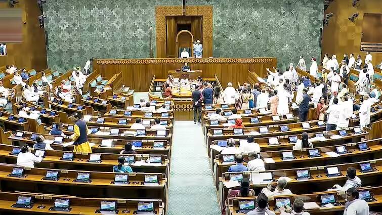 Waqf Amendment Bill: દેશભરમાં મુસ્લિમોના વિરોધની વચ્ચે વકફ એમેન્ડમેન્ટ બિલને રાષ્ટ્રપતિની મંજૂરી મળી Waqf Amendment Bill Gets President’s Nod After Parliament Passes It, Muslim Protests Latest Update Waqf Amendment Bill: દેશભરમાં મુસ્લિમોના વિરોધની વચ્ચે વકફ એમેન્ડમેન્ટ બિલને રાષ્ટ્રપતિની મંજૂરી મળી