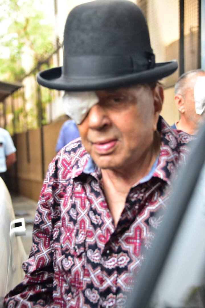 ডান চোখে ব্যান্ডেজ। মাথায় টুপি। গায়ে নকসাদার শার্ট। সম্প্রতি ভাইরাল হয়েছে অভিনেতা ধর্মেন্দ্রর একটি ছবি।