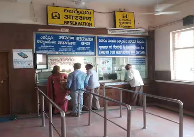 ਉੱਥੇ ਹੀ ਜੇਕਰ ਤੁਸੀਂ ਵੇਟਿੰਗ ਟਿਕਟ ਲੈਕੇ ਟ੍ਰੇਨ ਦੇ ਏਸੀ ਕੋਚ ਵਿੱਚ ਚੜ੍ਹ ਜਾਂਦੇ ਹੋ। ਤਾਂ ਤੁਹਾਨੂੰ ਕਿਰਾਏ ਦੀ ਰਕਮ ਦੇ ਨਾਲ 440 ਰੁਪਏ ਜੁਰਮਾਨਾ ਦੇਣਾ ਪਵੇਗਾ। ਯਾਤਰਾ ਦੀ ਦੂਰੀ ਦੇ ਆਧਾਰ 'ਤੇ ਕਿਰਾਏ ਦੀ ਰਕਮ ਵੱਖ-ਵੱਖ ਹੋ ਸਕਦੀ ਹੈ। ਜੇਕਰ ਤੁਸੀਂ ਔਨਲਾਈਨ ਟਿਕਟਾਂ ਬੁੱਕ ਕਰਵਾਉਂਦੇ ਹੋ ਅਤੇ ਤੁਹਾਡੀ ਟਿਕਟ ਵੇਟਿੰਗ ਲਿਸਟ ਵਿੱਚ ਹੈ, ਤਾਂ ਤੁਹਾਡੀ ਟਿਕਟ ਆਪਣੇ ਆਪ ਕੈਂਸਲ ਹੋ ਜਾਂਦੀ ਹੈ ਅਤੇ ਜਿਸ ਦਾ ਤੁਹਾਨੂੰ ਰਿਫੰਡ ਮਿਲ ਜਾਂਦਾ ਹੈ। ਪਰ ਕਾਊਂਟਰ ਤੋਂ ਲਈ ਗਈ ਵੇਟਿੰਗ ਟਿਕਟ ਕੈਂਸਲ ਨਹੀਂ ਹੁੰਦੀ ਹੈ।