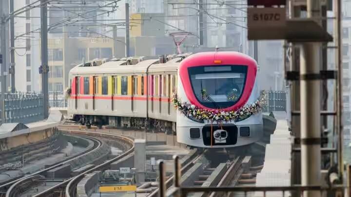 অনেক যাত্রী ওয়েটিং টিকেট নিয়েও যাতায়াত করেন। ভারতীয় রেলওয়ের ট্রেনে ওয়েটিং টিকিটের বিষয়ে একটি নিয়ম রয়েছে। ওয়েটিং টিকিটে ভ্রমণ করলে এই সাজা পাবেন আপনি। যদি আপনার টিকিট অপেক্ষার তালিকায় থাকে, তাহলে এর অর্থ রেলওয়ে আপনাকে কোনও আসন বরাদ্দ করেনি। কিন্তু তা সত্ত্বেও আপনি যদি ওয়েটিং টিকিট নিয়ে ট্রেনের সংরক্ষিত কোচে প্রবেশ করেন, তাহলে সমস্যা হতে পারে।