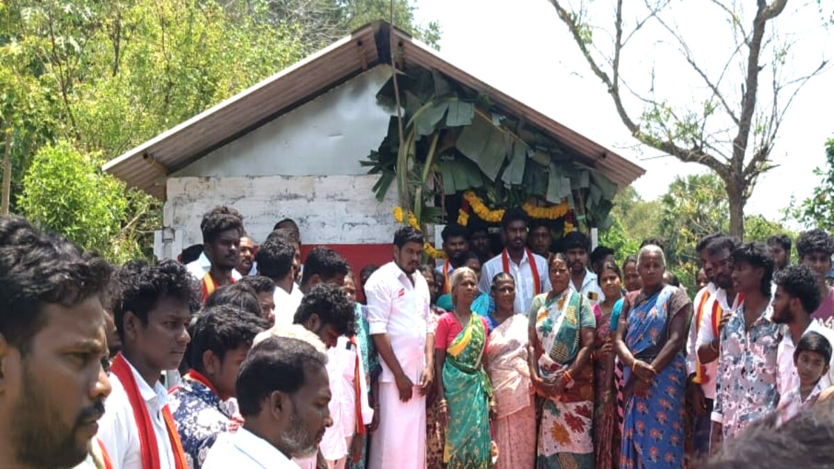 மழை, வெள்ளத்தில் அவதியுற்ற மூதாட்டி ...  தவெகவினர் செய்த உதவியால் ஊர் மக்கள் நெகிழ்ச்சி