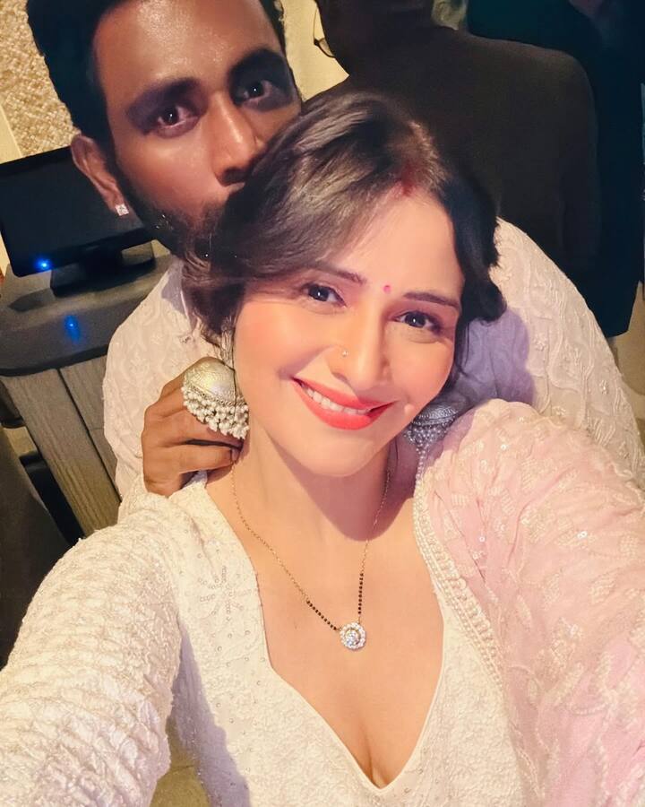 इनके अलावा एक फोटो में आरती सिंह अपने पति दीपक के साथ सेल्फी लेती भी नजर आई. दोनों की जोड़ी फैंस को खूब पसंद आती है.