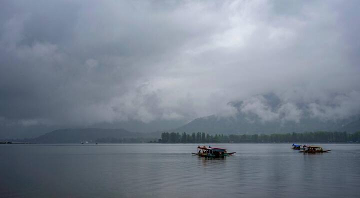 येत्या पाच दिवसात महाराष्ट्रातील काही जिल्ह्यांमध्ये विजेच्या कडकडाटासह पाऊस तसेच गारपिट होण्याची शक्यता असल्याचं हवामान तज्ञ एसडी सानप यांनी सांगितले .