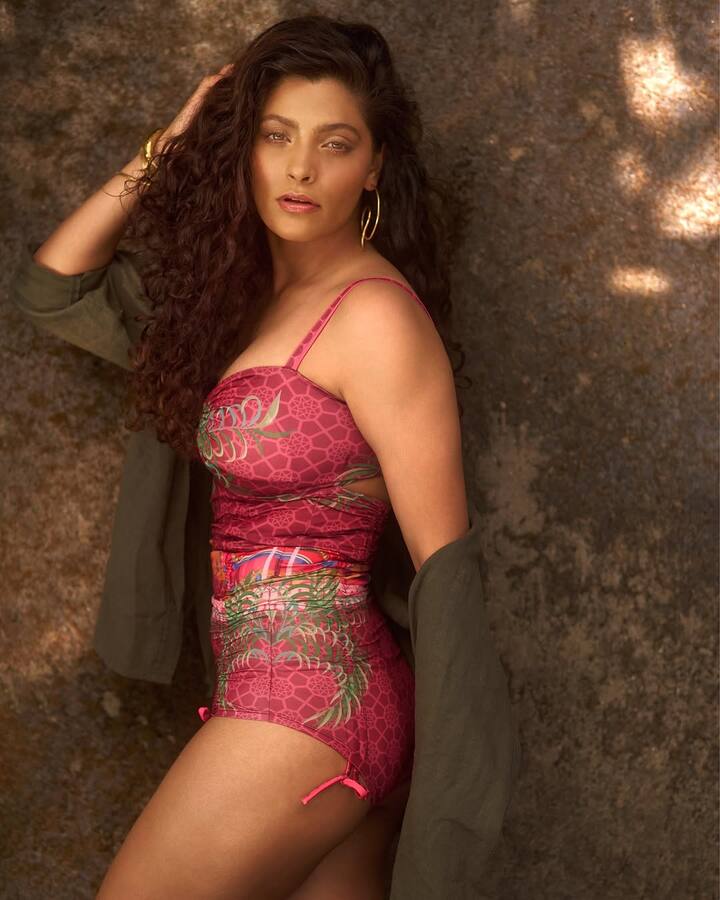 'రేయ్' హీరోయిన్ సయామీ ఖేర్ ఇప్పుడు ఎలా ఉందో చూశారా? లేటెస్ట్ ఫోటో షూట్ సోషల్ మీడియాలో వైరల్ అవ్వడమే కాదు... సయామీని మరోసారి తెలుగు ప్రేక్షకులకు గుర్తు చేసింది. (Image Courtesy: saiyami / Instagram)