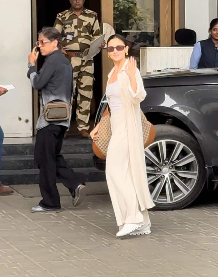 आलिया भट्ट ने बेज कलर का को-अर्ड सेट पहना है. उन्होंने अपने लुक को सिंपल बन और शेड्स पहने हुए हैं.