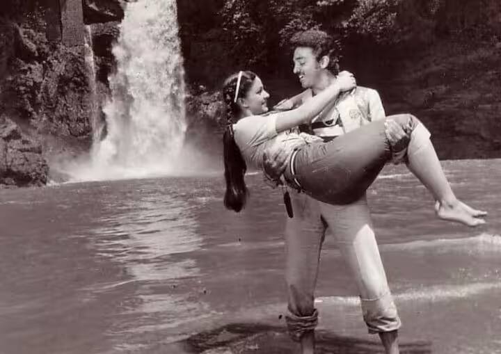 पोर्टलच्या अहवालानुसार, आत्महत्येच्या घटनांमध्ये वाढ झाल्यानंतर, के. बालचंदर यांनी चित्रपटाची दुसरी आवृत्ती आनंदी शेवटासह प्रदर्शित केली. पण, लोकांच्या मागणीमुळे, बालचंदर यांना मूळ शेवट कायम ठेवावा लागला.