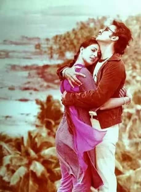 'एक दूजे के लिए' चं कथानक वासू (कमल हसन) आणि सपना (रति)च्या अवती-भवती फिरते, जे वेगवेगळ्या धर्मांच्या कुटुंबातील असतात आणि एकमेकांच्या प्रेमात पडतात. पण, आपल्या प्रेमासाठी ते कुटुंबाशी फारकत घेतात. अनेक अडचणींचा सामना करतात. पण, या फिल्मला हॅप्पी एन्डिग नाही. आपल्या प्रेमासाठी जगाशी लढताना अखेर वासू आणि सपना एका टेकडीवरुन उडी घेऊन जीव देतात, अशा भयावह आणि दुःखद वळणावर फिल्म संपते.