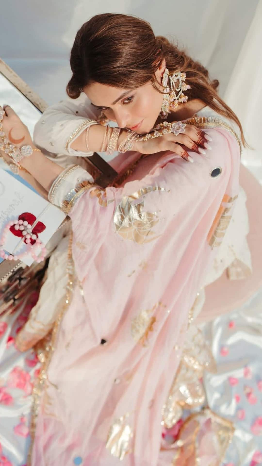 Aamna Sharif’s Ethereal Eid Look: A Vision in Pastel Elegance Aamna Sharif’s Ethereal Eid Look: A Vision in Pastel Elegance