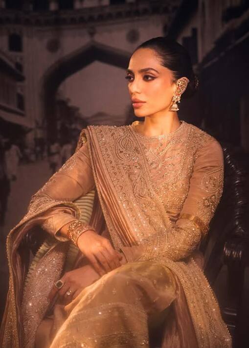 शोभिता ने बताया कि कैसे सिपंल लेकिन इफेक्टिव प्रैक्टिस उन्हें उनका सिग्नेचर चार्म बनाए रखने में हेल्प करती है. अगर आप ऐसे एवरग्रीन ब्यूटी टिप्स की तलाश में हैं जो कारगर साबित हुए हैं, तो 32 साल की दिवा के टिप्स को फॉलो कर सकती हैं.