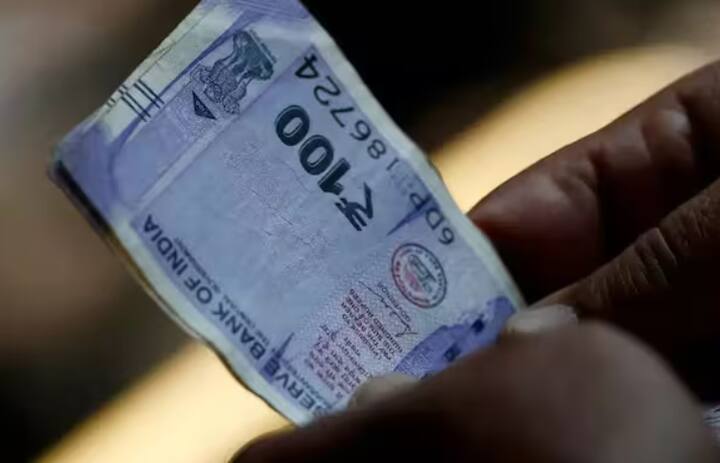 ਜੇਕਰ ਤੁਹਾਡੀ ਟਿਕਟ ਵੇਟਿੰਗ ਵਿੱਚ ਹੈ। ਇਸਦਾ ਮਤਲਬ ਹੈ ਕਿ ਰੇਲਵੇ ਵੱਲੋਂ ਤੁਹਾਨੂੰ ਟ੍ਰੇਨ ਵਿੱਚ ਕੋਈ ਸੀਟ ਨਹੀਂ ਦਿੱਤੀ ਗਈ ਹੈ। ਪਰ ਇਸ ਦੇ ਬਾਵਜੂਦ, ਕੁਝ ਲੋਕ ਵੇਟਿੰਗ ਟਿਕਟ ਲੈਕੇ ਰੇਲਗੱਡੀ ਦੇ ਰਿਜ਼ਰਵੇਸ਼ਨ ਵਾਲੇ ਡੱਬਿਆਂ ਵਿੱਚ ਵੜ ਜਾਂਦੇ ਹਨ, ਪਰ ਜੇਕਰ ਤੁਸੀਂ ਵੀ ਇਦਾਂ ਕਰਦੇ ਹੋ ਤਾਂ ਮੁਸੀਬਤ ਖੜ੍ਹੀ ਹੋ ਸਕਦੀ ਹੈ।